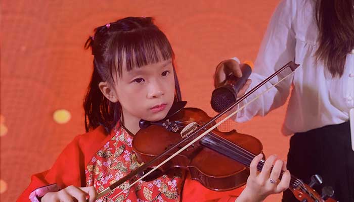 Bé thể hiện tài năng
