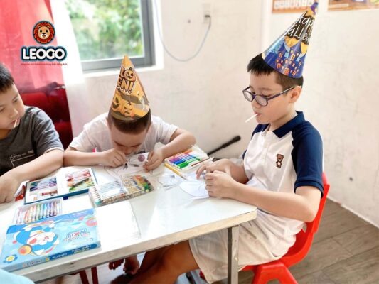 Các bé tại nhà Leogo