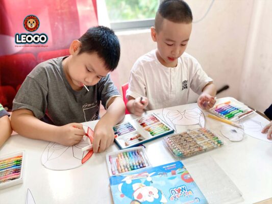 Các em vẽ mặt nạ hóa trang cho mình