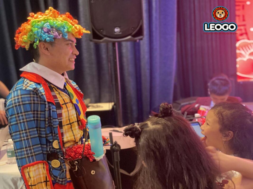 Chú hề bong bóng hoạt náo cùng các bạn nhỏ