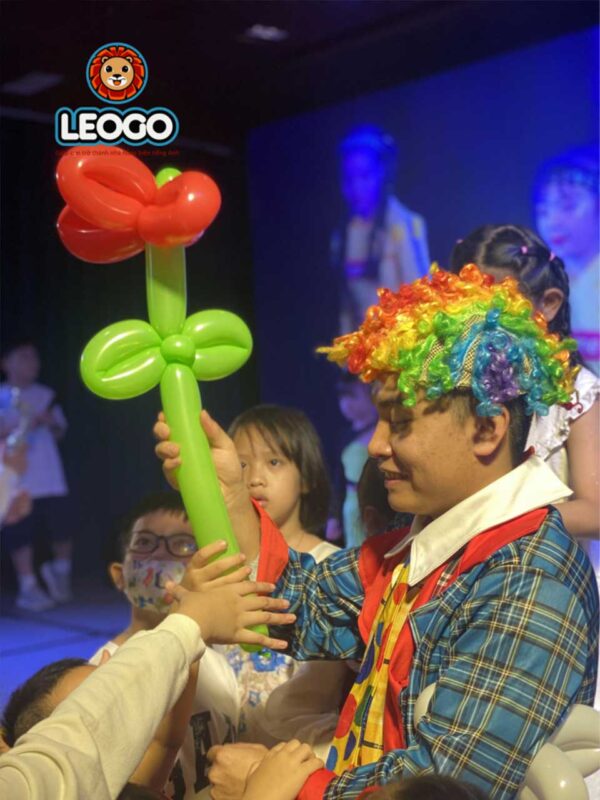 Chú hề bong bóng hoạt náo cùng các bạn nhỏ