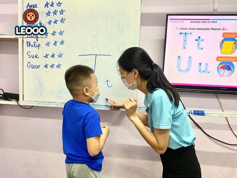 Cô Anna Hoàng Uyên tận tâm hướng dẫn học viên nhỏ của mình