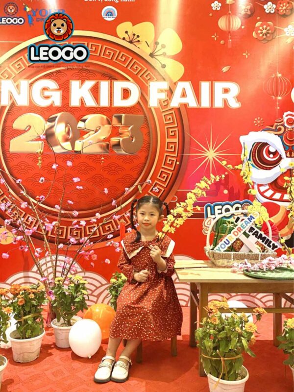 Elsa Ngọc Ngân tạo dáng chụp ảnh trước thềm sự kiện