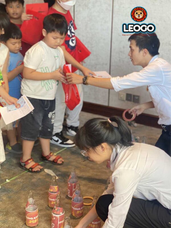 Gian hàng ném vòng cổ chai