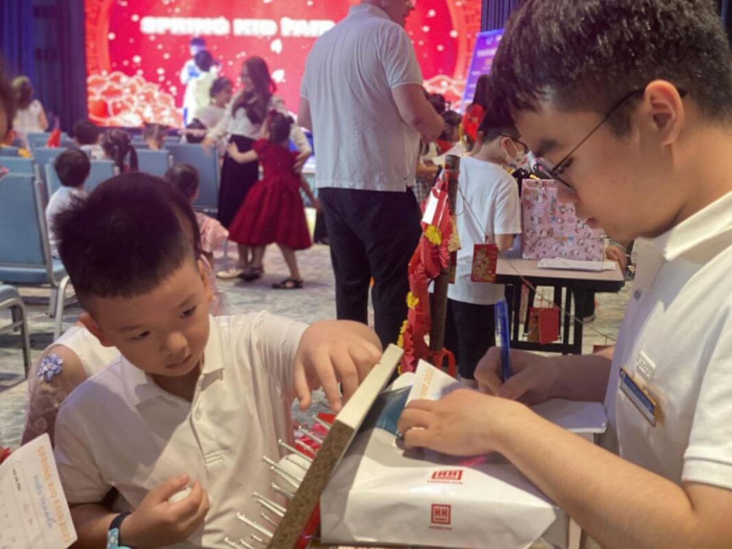 Gian hàng vòng quay may mắn