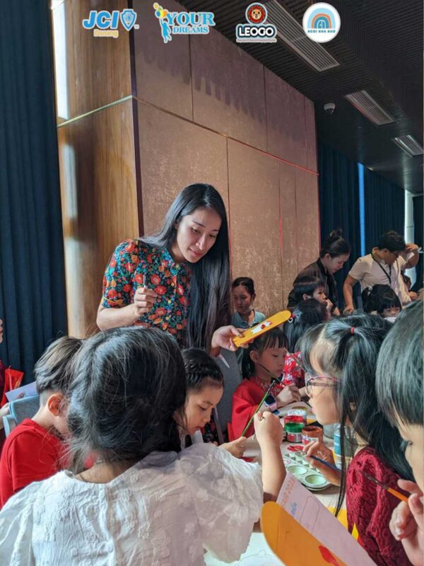 Gian vẽ tranh Tết