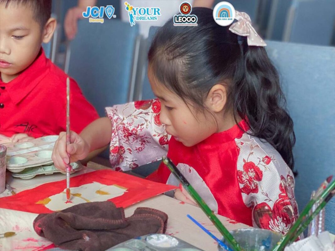 Học viên vẽ tranh tết