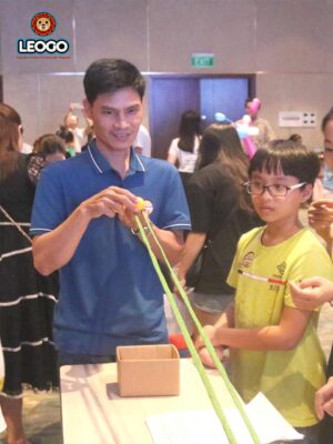 Bố cùng con tham gia trò chơi