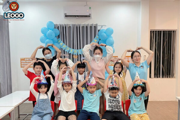 Tạo dáng nhí nhảnh cùng các con
