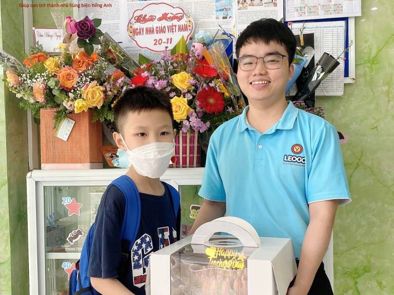 Thầy Bin Gia Ân chụp ảnh cùng học viên nhân ngày Nhà giáo Việt Nam