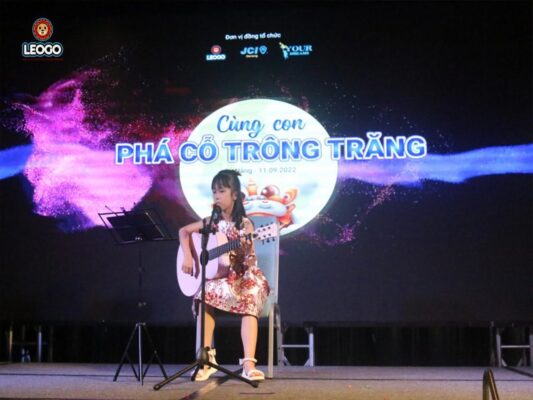 Tiết mục đàn hát đáng yêu của Nia Thanh Nga