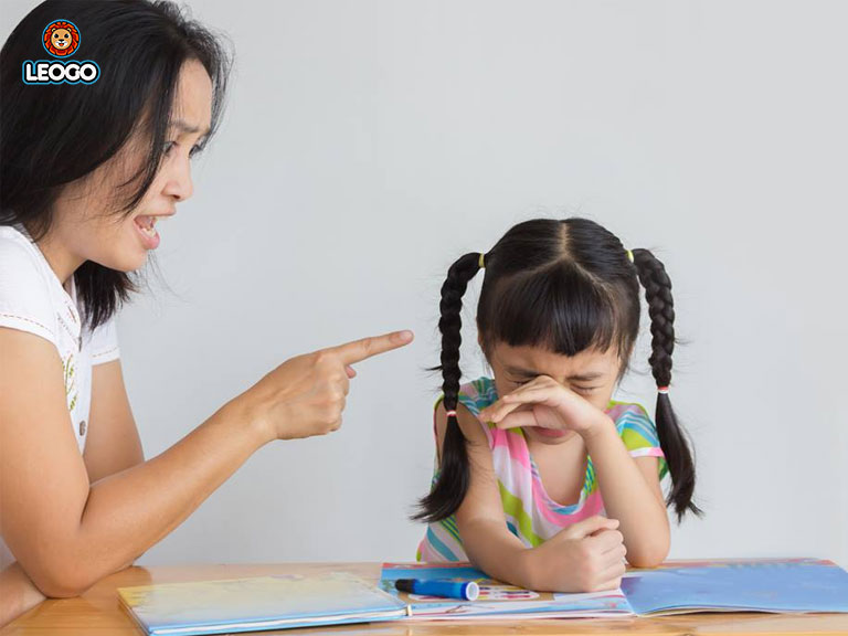 Bố mẹ rầy la, ép con trẻ học nhiều