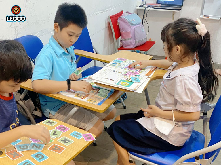 Kết hợp với trò chơi để trẻ hứng thú học tiếng Anh