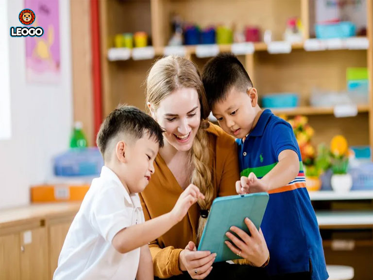 Phát triển kỹ năng giao tiếp khi thuyết trình tiếng Anh cho bé