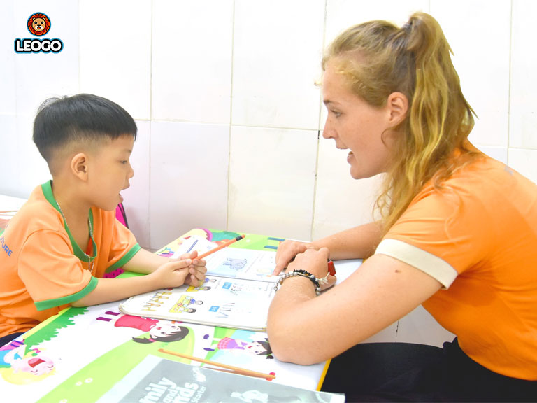 Thường xuyên khen để khuyến khích trẻ