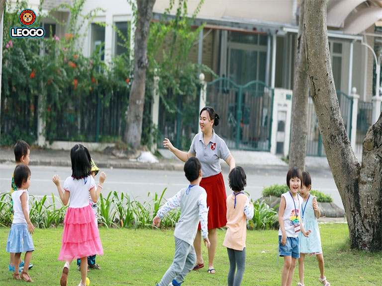 Tổ chức các hoạt động ngoại khóa theo chủ đề tiếng Anh