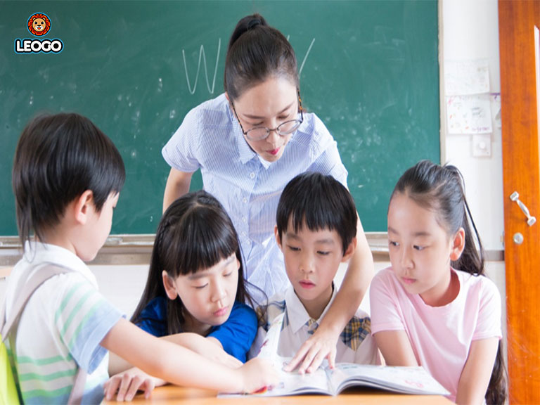 Trẻ tham gia giới thiệu về mình