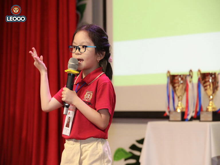 Trẻ thuyết trình tiếng Anh trước đám đông
