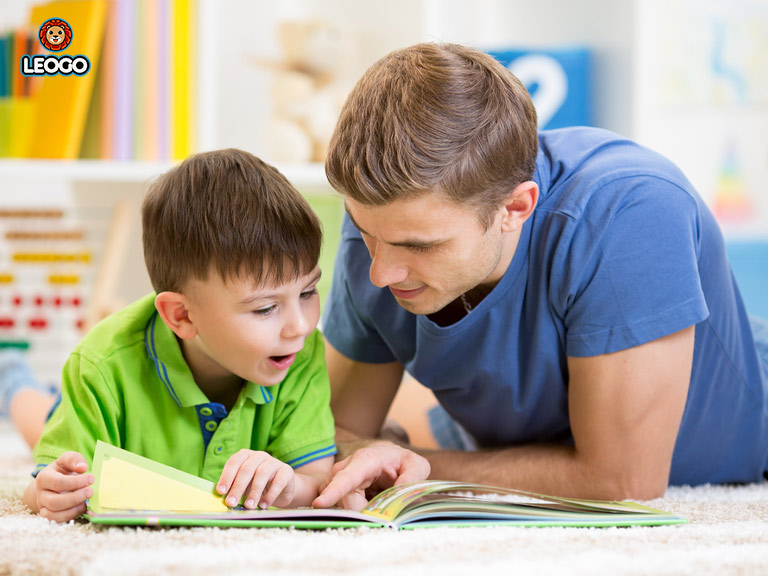 Bố mẹ tạo thói quen đọc sách cho con trẻ